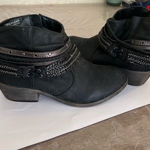 Women’s black boots size 8